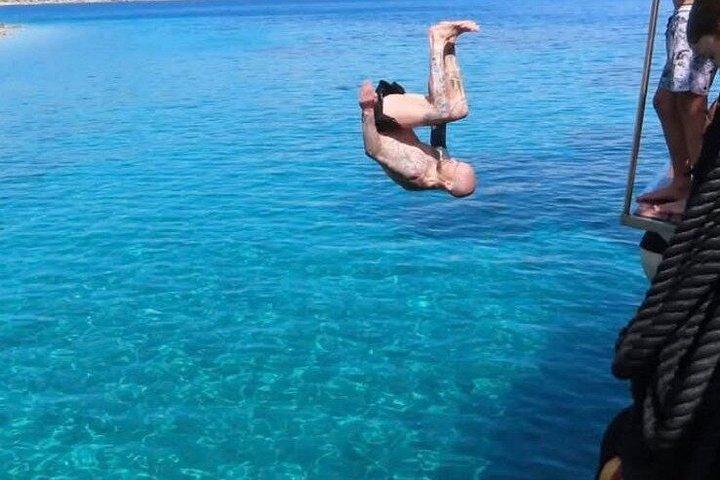 キャプテン モーガンによる 3 つの島と 4 つのスイミングスポットを含む豪華クルーズ