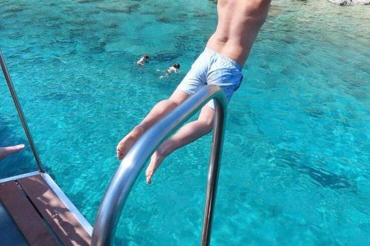 キャプテン モーガンによる 3 つの島と 4 つのスイミングスポットを含む豪華クルーズ