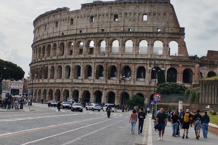 Exclusivo tour privado al Coliseo con acceso a la arena Hasta 7 personas