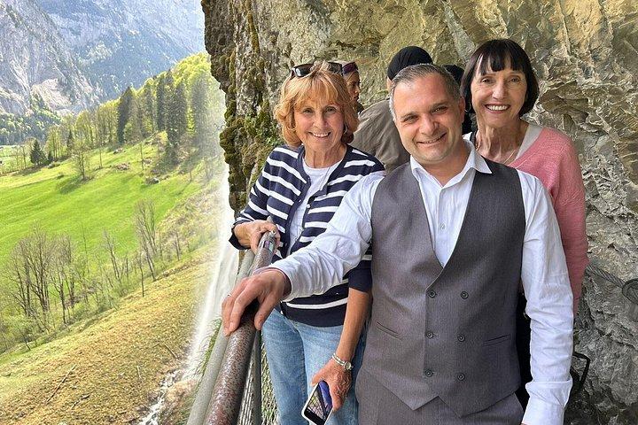 Tour privato da Interlaken ai castelli svizzeri Blausee e Grotte