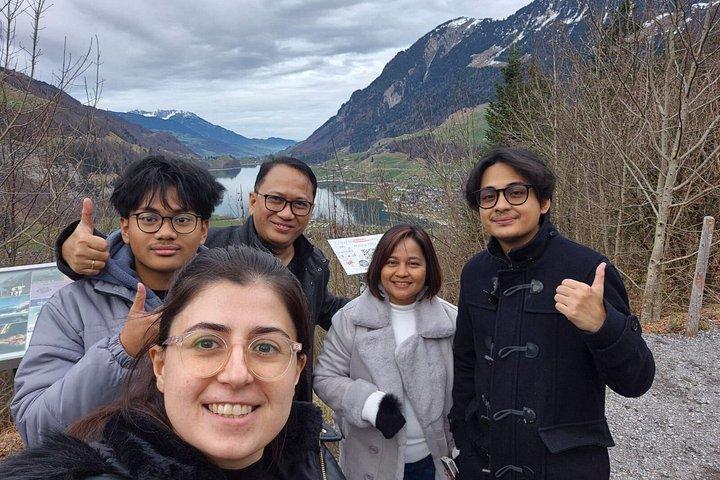 Tour privato da Interlaken ai castelli svizzeri Blausee e Grotte