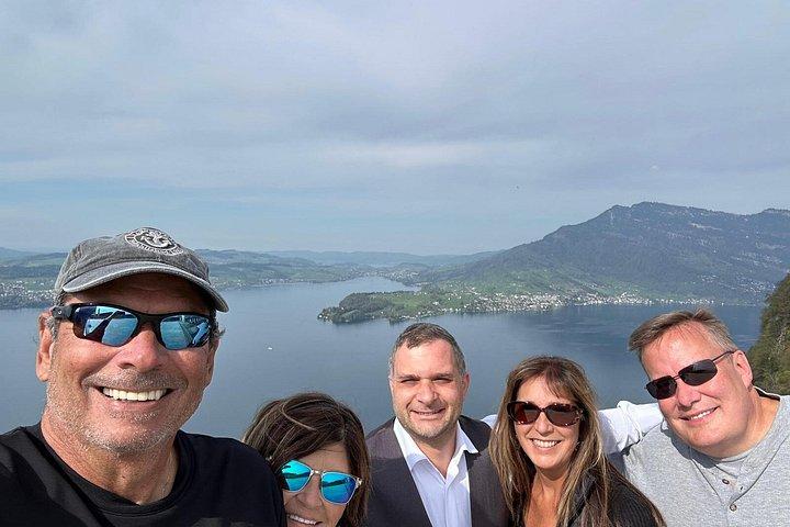 Tour privato da Interlaken ai castelli svizzeri Blausee e Grotte