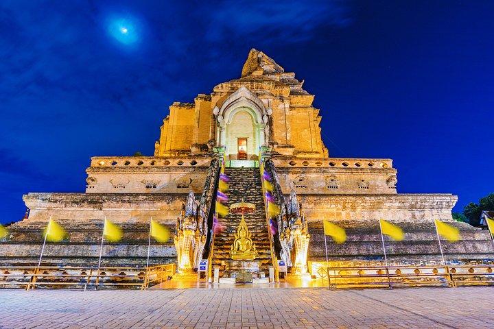 チェンマイ旧市街ナイトEVトラムツアー（寺院と市場付き）