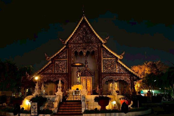 チェンマイ旧市街ナイトEVトラムツアー（寺院と市場付き）