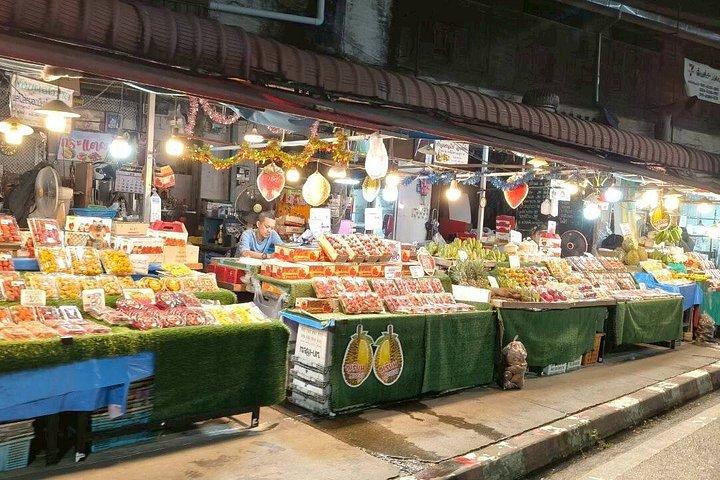 チェンマイ旧市街ナイトEVトラムツアー（寺院と市場付き）