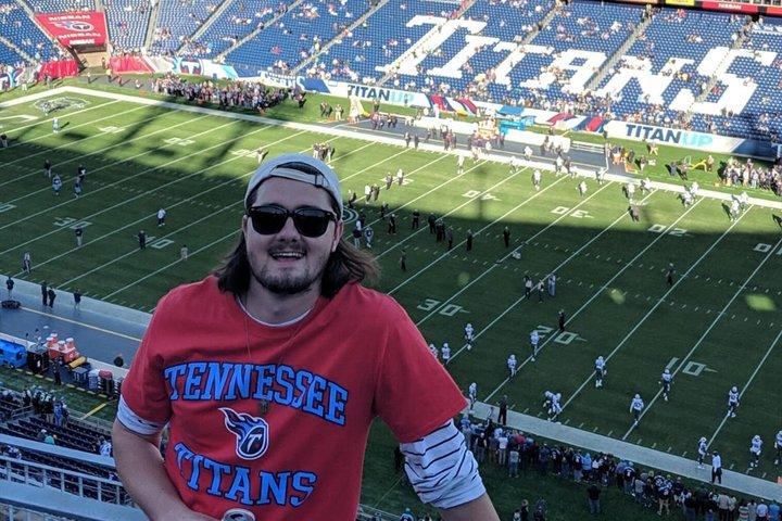Jogo de futebol dos Tennessee Titans no Nissan Stadium