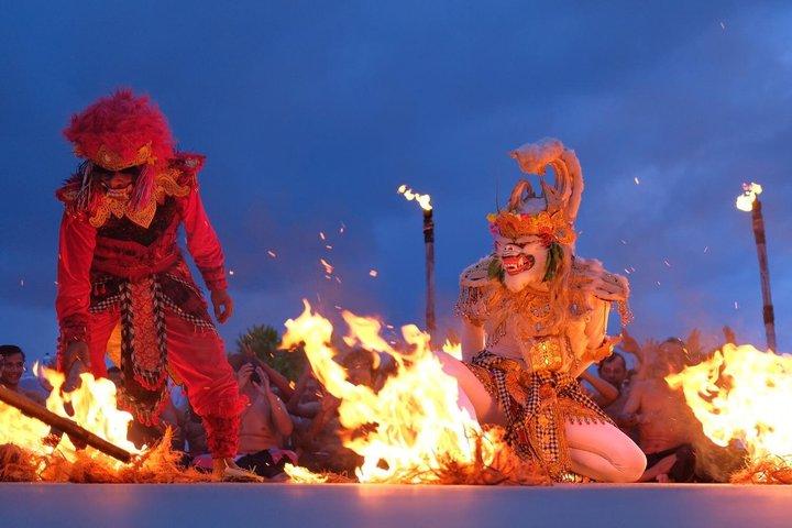 I nærheden af Kecak Fire Dance Uluwatu, Temple and Seafood Dinner