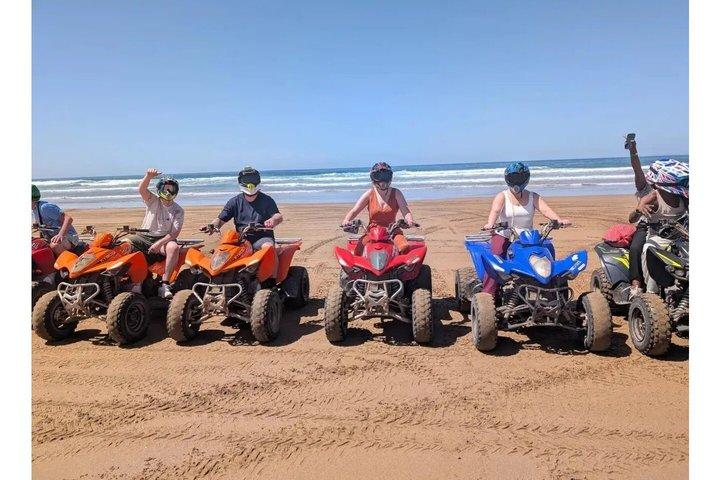 Tour del deserto e della spiaggia in quad di Agadir con sandboarding con pick-up
