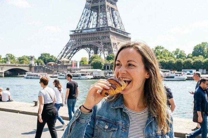 Paris : Tour Eiffel Food Tour avec 7 dégustations dans les commerces locaux