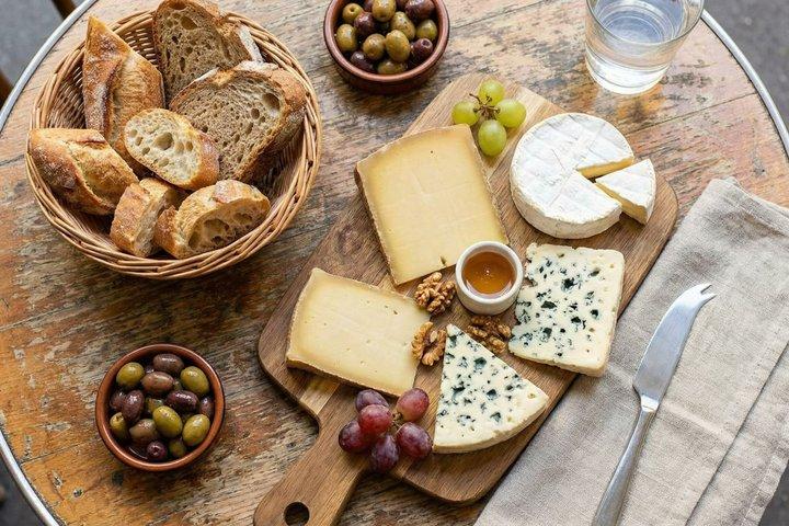 Paris : Tour Eiffel Food Tour avec 7 dégustations dans les commerces locaux