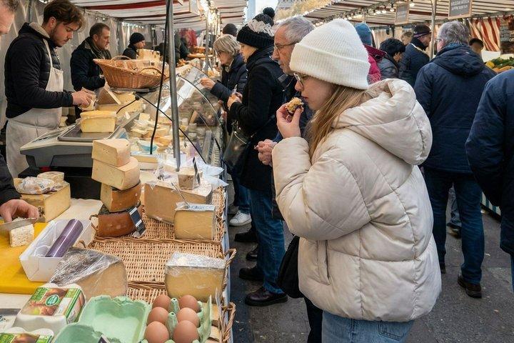 Paris : Tour Eiffel Food Tour avec 7 dégustations dans les commerces locaux