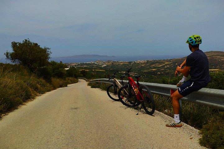 ヘラクルイオンからのアーチャネス電動自転車日帰り旅行（食事とワインテイスティング付き）
