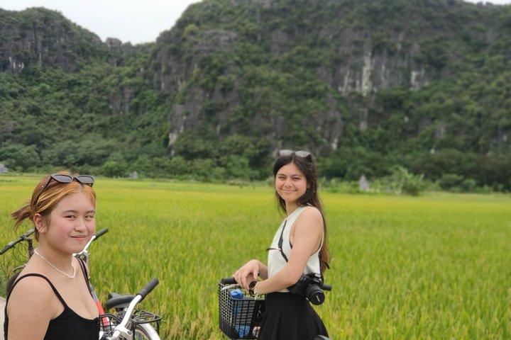 Visite privée de Mua Cave Tam Coc Hoa Lu (bateau, vélo, famille locale)