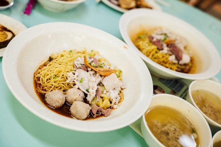 小グループ : ミシュランとローカルホーカーのフードツアー（9回の試飲付き）