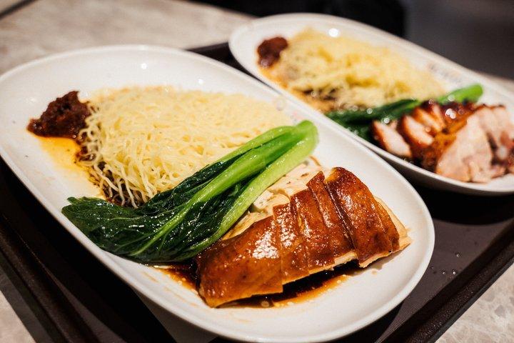 小グループ : ミシュランとローカルホーカーのフードツアー（9回の試飲付き）