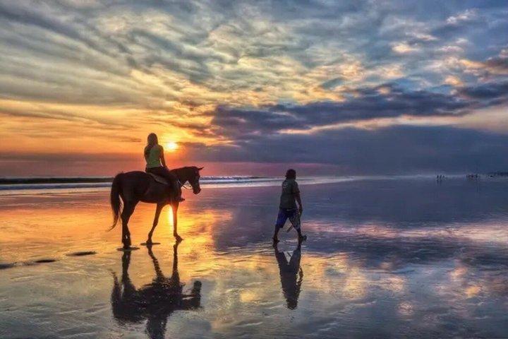 Experiencia de montar a caballo en Black Sand Beach