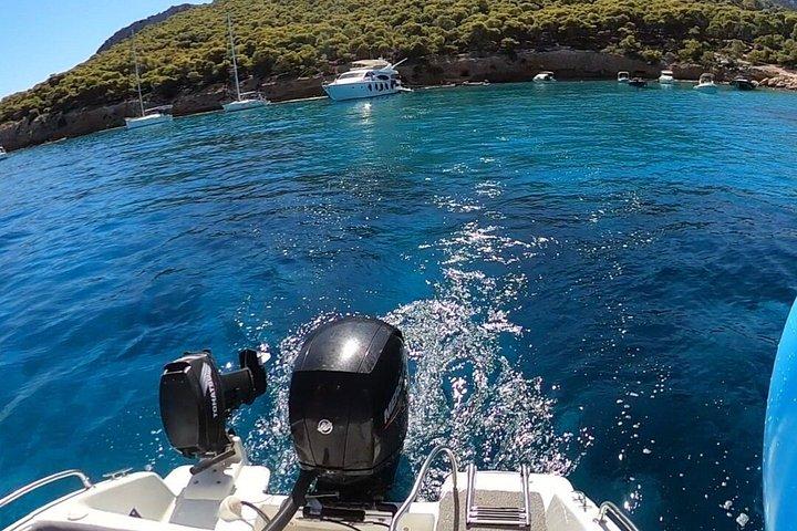 サロニック湾のアテネプライベートボートクルーズ