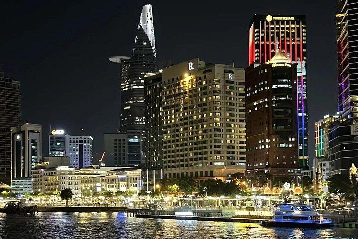 夜景と街灯を眺めながらのロマンチックなサイゴンディナークルーズ