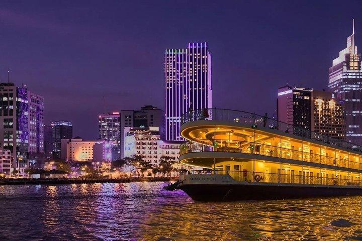 夜景と街灯を眺めながらのロマンチックなサイゴンディナークルーズ