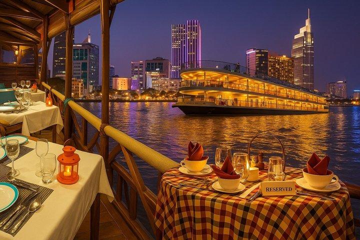 夜景と街灯を眺めながらのロマンチックなサイゴンディナークルーズ