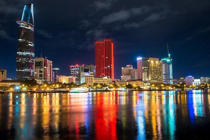 夜景と街灯を眺めながらのロマンチックなサイゴンディナークルーズ