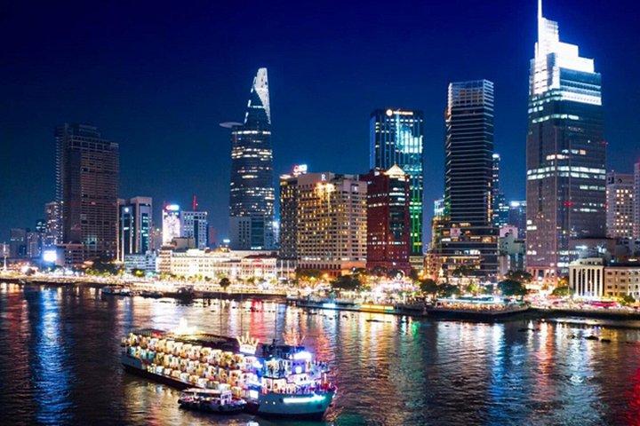 夜景と街灯を眺めながらのロマンチックなサイゴンディナークルーズ