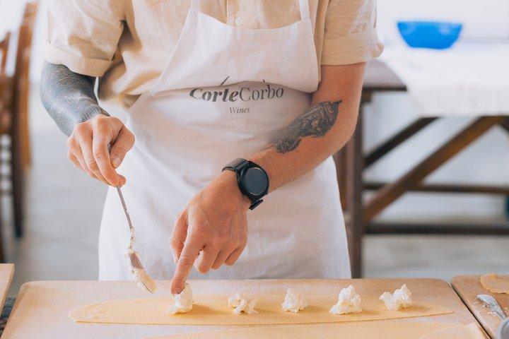 Wine & Cooking Experience con la Famiglia Locale alla Cantina Cortecorbo