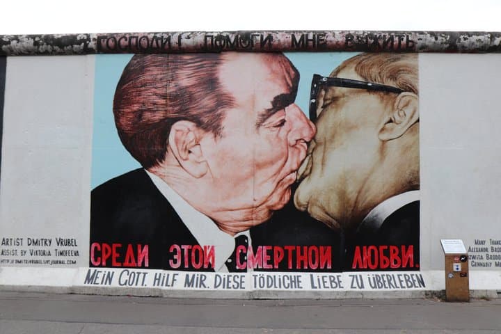 Berlin Sachsenhausen Camp and East Side Gallery Tour