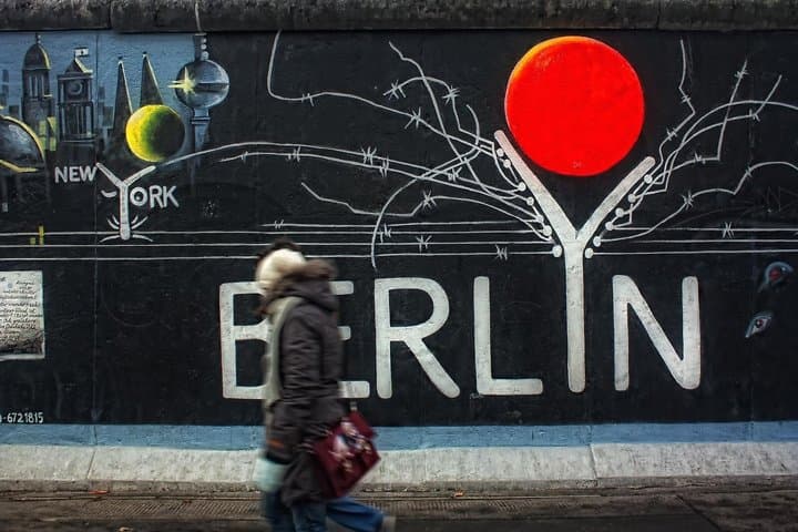 Berlin Sachsenhausen Camp and East Side Gallery Tour