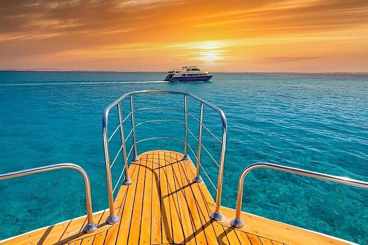 Paradise Island Snorkeling Gita al tramonto Hurghada Boat Adventure