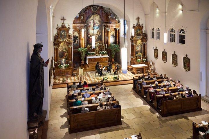 Un poco de música nocturna en la iglesia capuchina