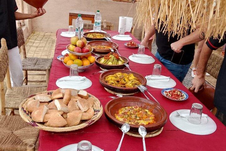 アガファイ砂漠での冒険:ラクダ乗り、四輪バギー、ベルベル料理の夕食