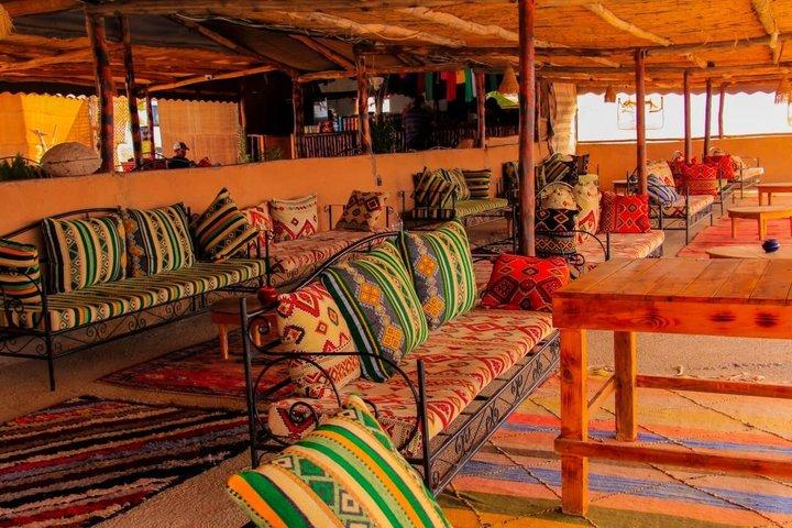 アガファイ砂漠での冒険:ラクダ乗り、四輪バギー、ベルベル料理の夕食