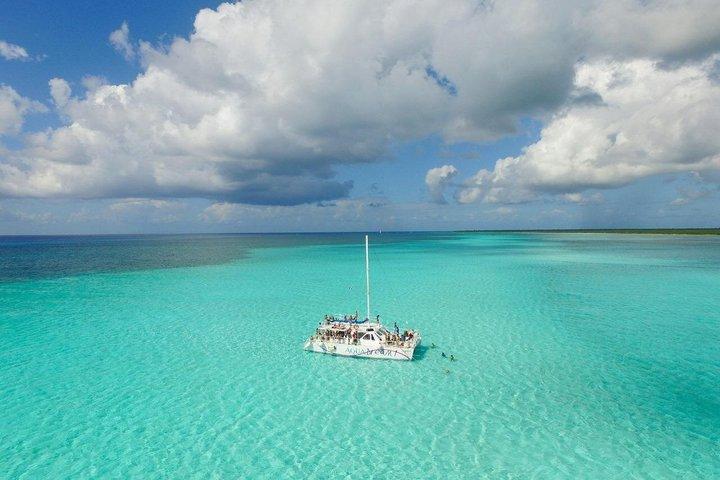 Excursion en catamaran à Cozumel El Cielo avec plongée avec tuba et Kuza Beach Club