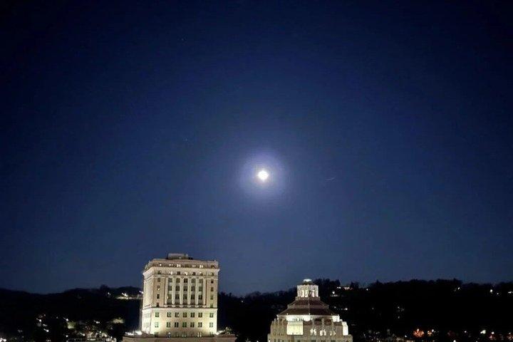 アッシュビル・ルーフトップ・サンセットツアー（カクテル＆マウンテンビュー）