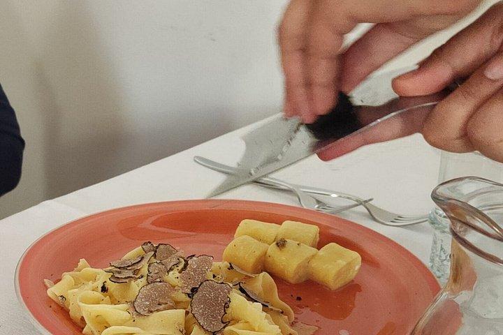 トリュフ狩りとレストランでのランチ体験