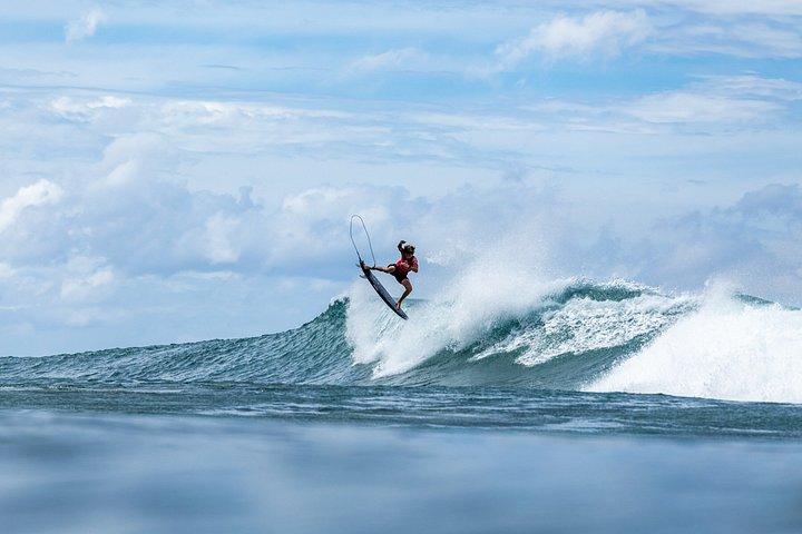 Surf Foil Class in Tamarindo. Fly over the water