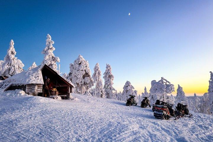 Schneemobil-Abenteuer in Lappland
