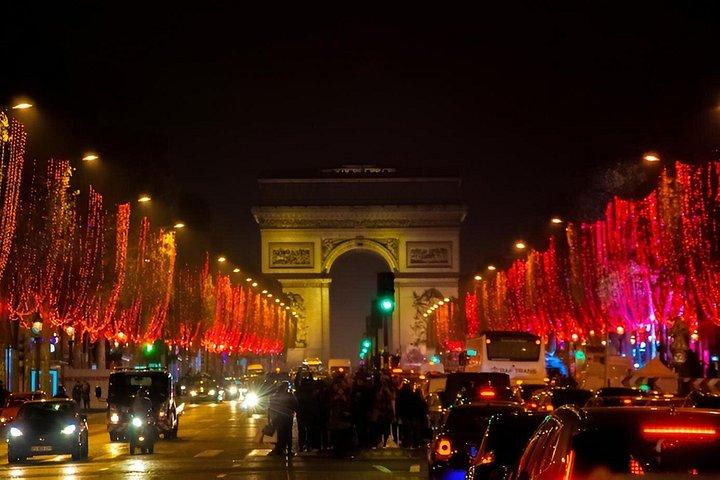 主なランドマークの写真が停まるプライベートパリカーシティツアー