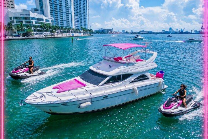 50ft Pink Hello KItty Yacht + 2 Jetkis inklusive | In Miami