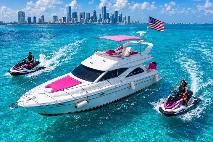 Bad Bunny Pink Yacht Rental In Miami 50ft Luxury Pink チャーター