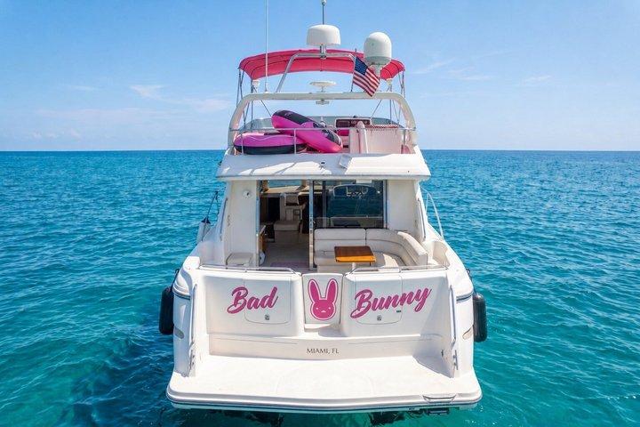 Bad Bunny Pink Yacht Location À Miami 50ft Luxury Pink Charter