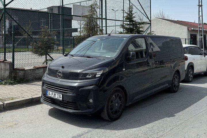 Privater Minivan-Transfer vom Flughafen Istanbul