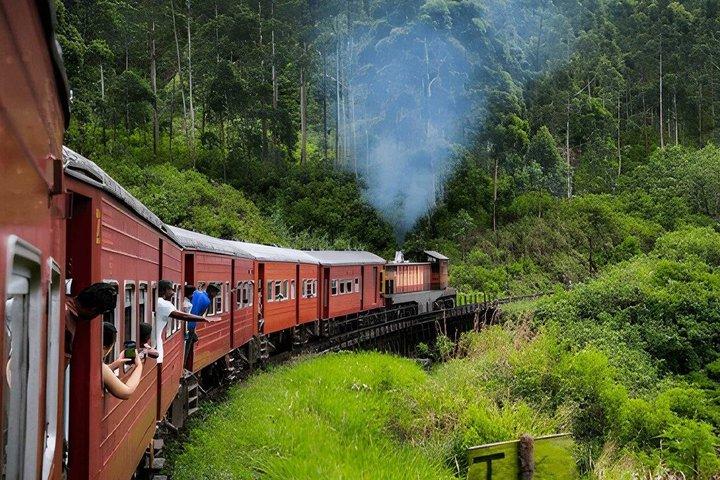 エラからキャンディへ:列車と車またはバンでの景色の良い旅