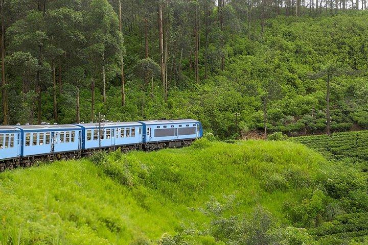 エラからキャンディへ:列車と車またはバンでの景色の良い旅