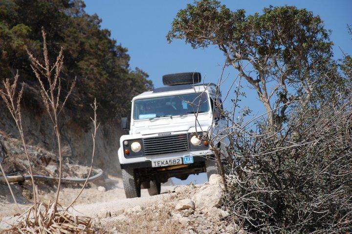 Wheels and Waves Akamas Jeep Safari com cruzeiro para Blue Lagoon