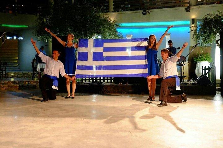 ギリシャの夜と夕食、生演奏＆コスでの移動