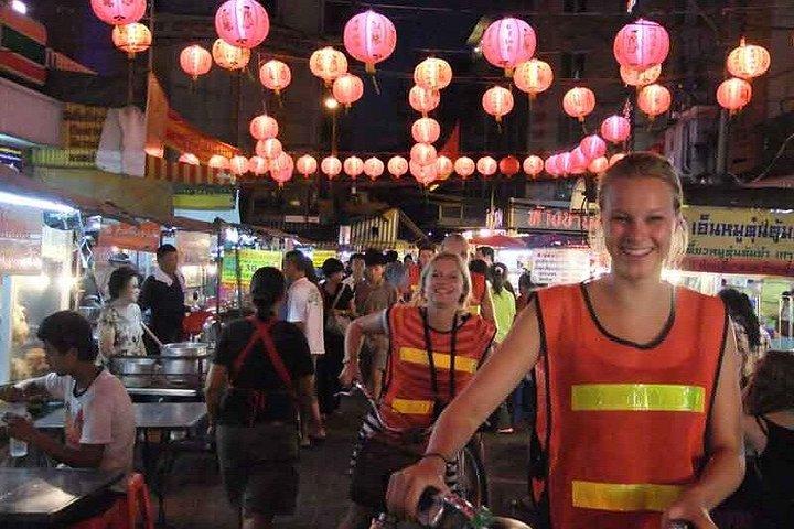 バンコクナイトバイクツアー花市場と中華街夕食付き