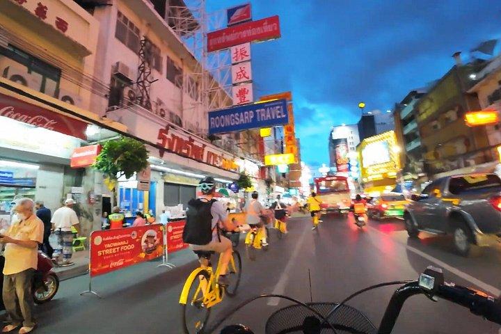 バンコクナイトバイクツアー花市場と中華街夕食付き