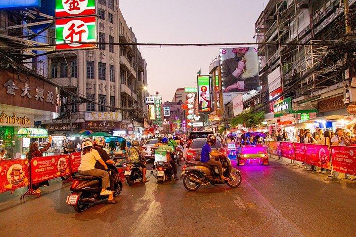 バンコクナイトバイクツアー花市場と中華街夕食付き